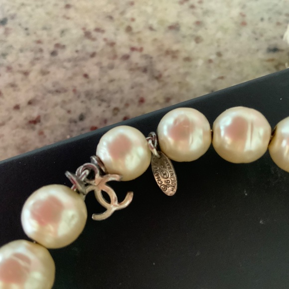 CHANEL VINTAGE PEARL SLIP ON BRACELET SILVER CC - Picture 2 of 6